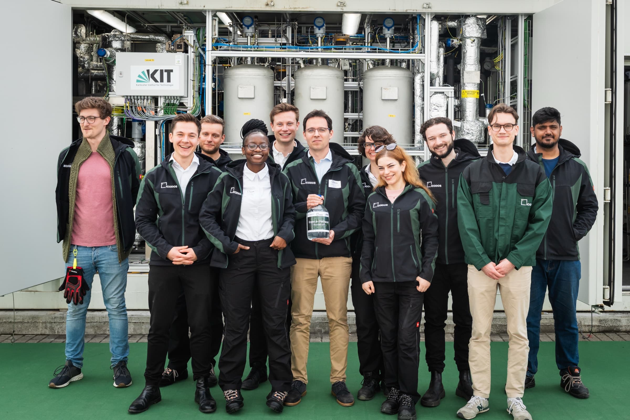 The ICODOS team in front of the pilot plant at KIT