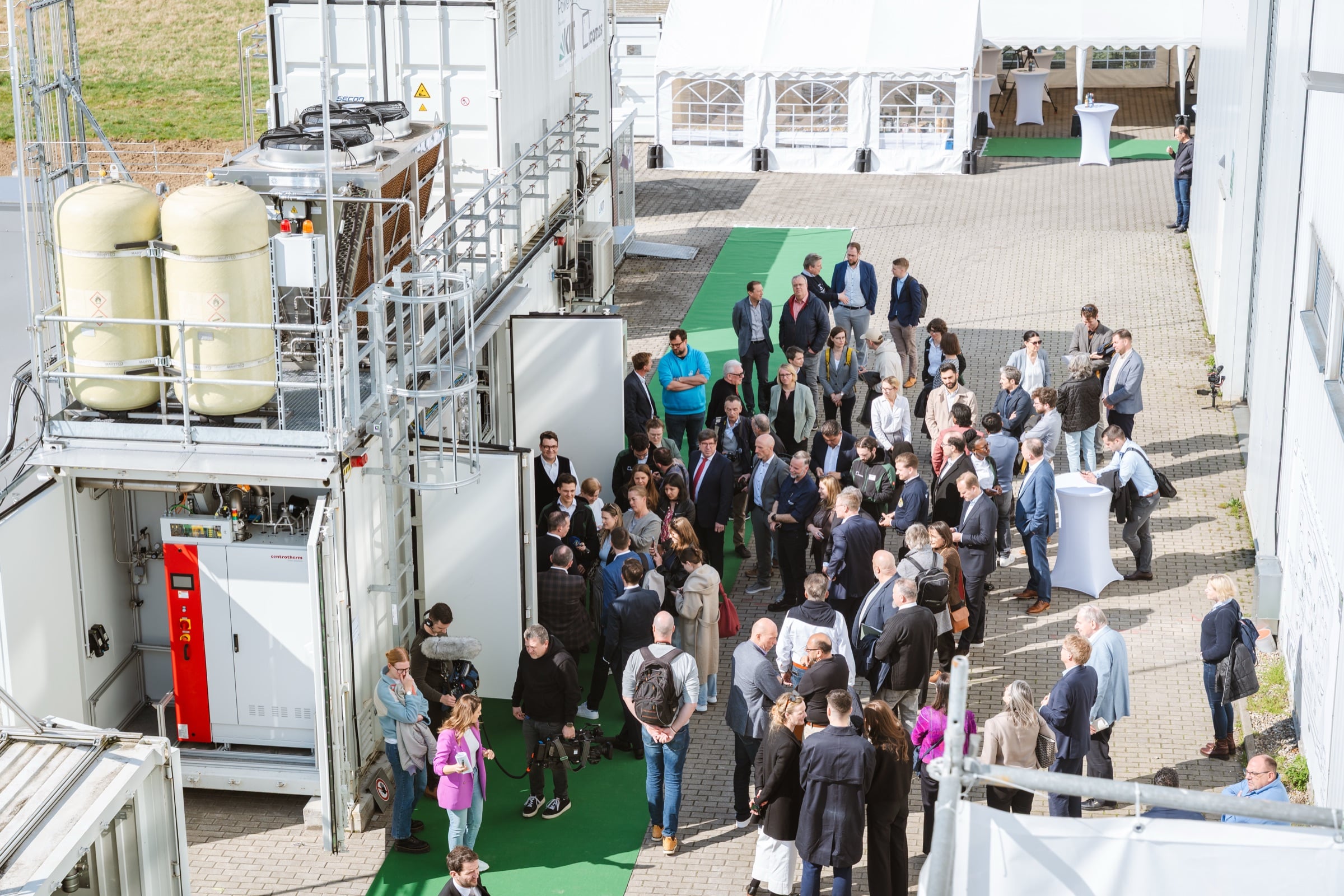 La planta piloto Mannheim 001 de ICODOS con visitantes en la inauguración